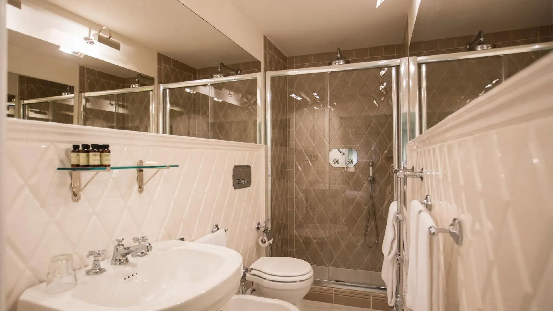 *** فندق مبيت وإفطار فلورنس Adastra Suites إيطاليا